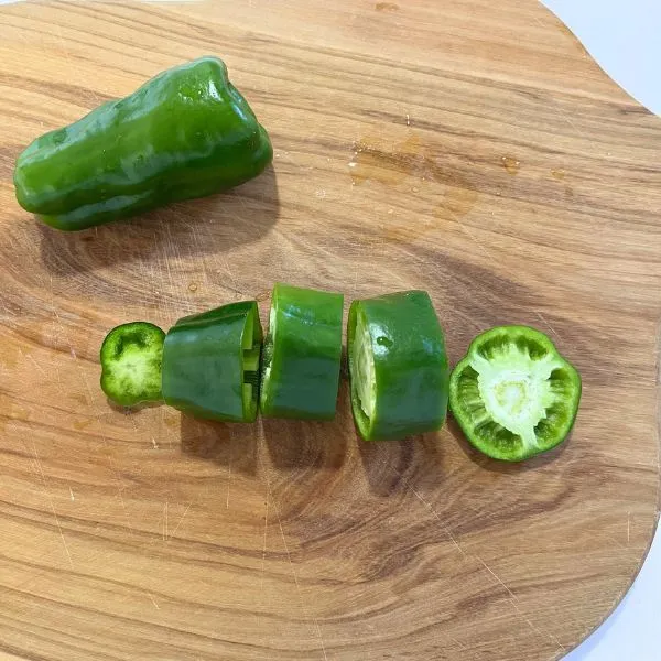 ピーマンをカットしている写真（撮影：grape編集部）