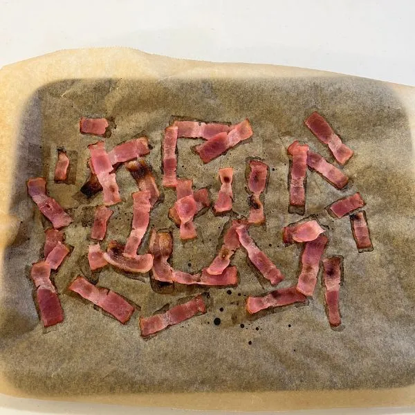 カリカリに焼いたベーコンの写真（撮影：grape編集部）