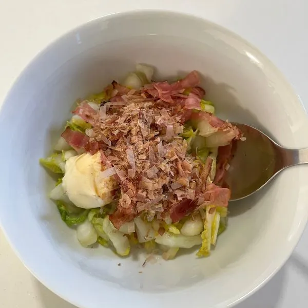 和風白菜サラダの材料を混ぜている写真（撮影：grape編集部）