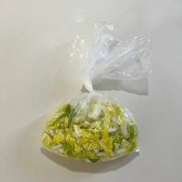 白菜の入ったポリ袋の写真（撮影：grape編集部）