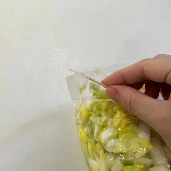 ポリ袋につまようじで穴を開けている写真（撮影：grape編集部）