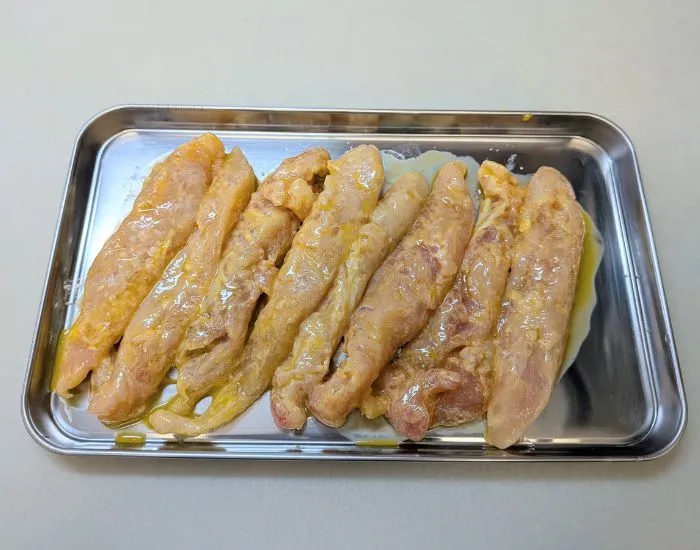 ささみに調味料をつけている写真（撮影：grape編集部）