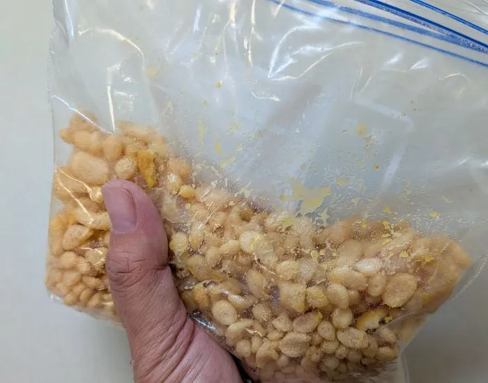 ささみに天かすをつけている様子（撮影：grape編集部）