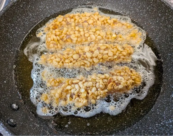 天かすのザクザクチキンを揚げている写真（撮影：grape編集部）