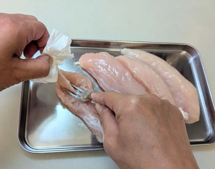 ささみの筋を取っている写真（撮影：grape編集部）