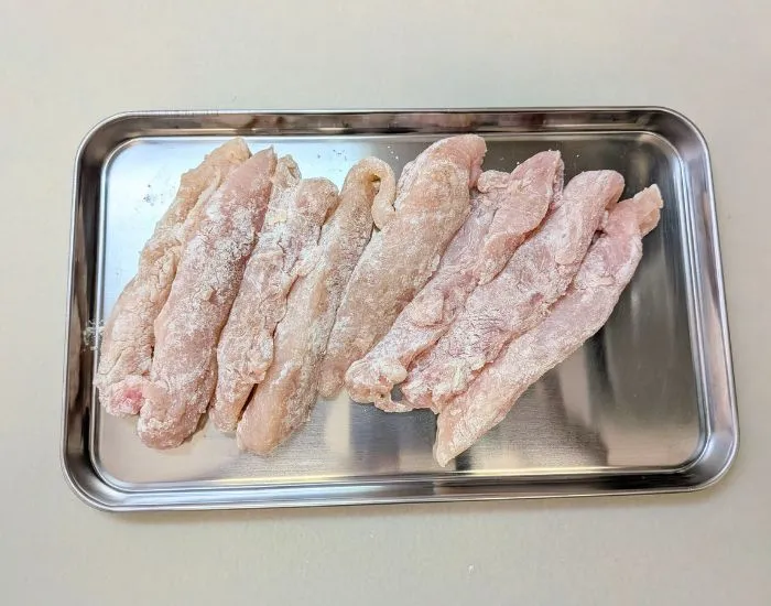 ささみに薄力粉をまぶした写真（撮影：grape編集部）