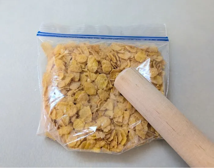 コンフレークを砕いている様子（撮影：grape編集部）