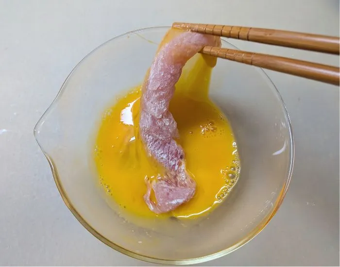 ささみを卵にくぐらせている写真（撮影：grape編集部）