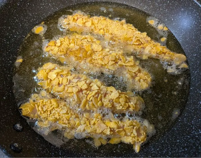 コーンフレークのザクザクチキンを揚げている写真（撮影：grape編集部）