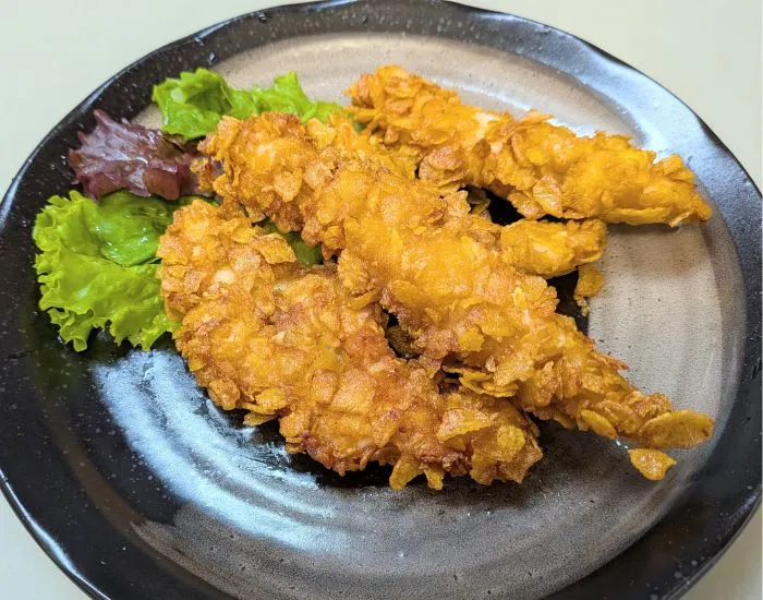 完成したコーンフレークのザクザクチキンの写真（撮影：grape編集部）