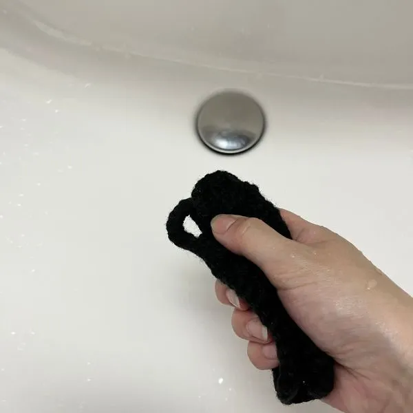 アクリルたわしをの水気を切っている写真（撮影：grape編集部）