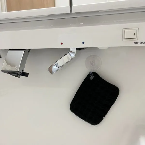 フックにかかったアクリルたわしの写真（撮影：grape編集部）