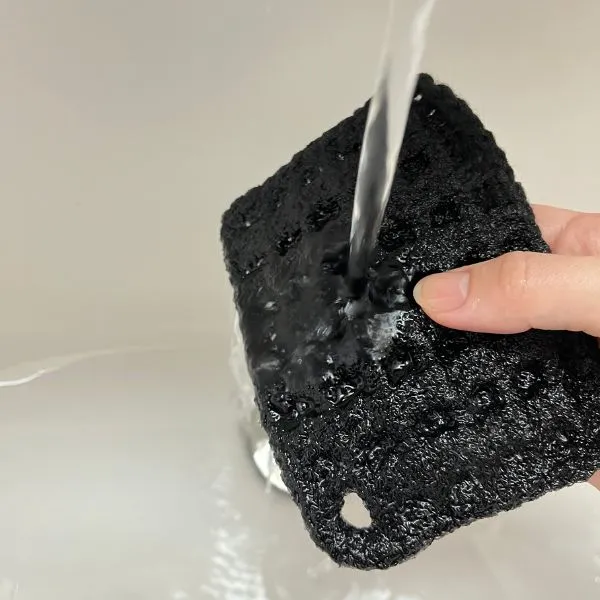 アクリルたわしに水を含ませている写真（撮影：grape編集部）