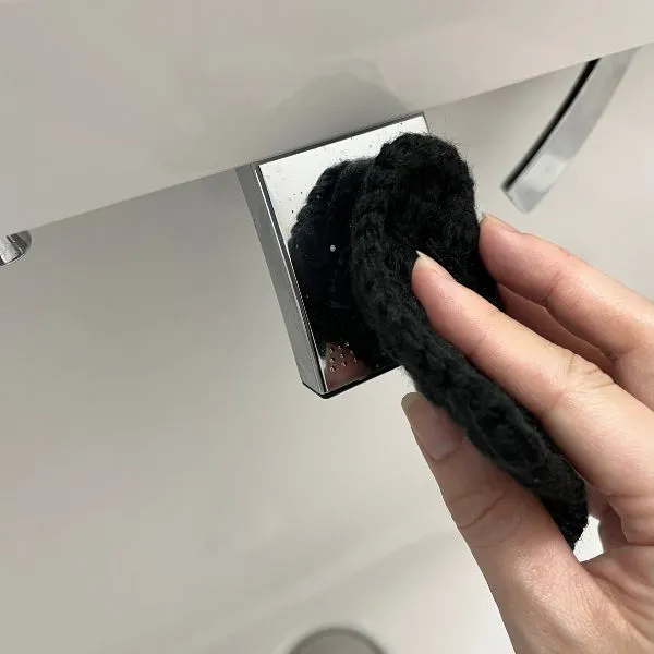 アクリルたわしで蛇口を磨いている写真（撮影：grape編集部）