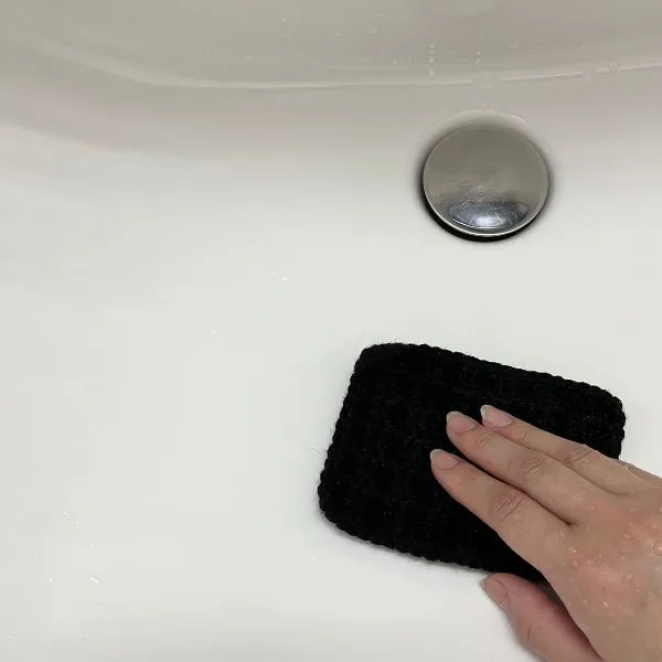 アクリルたわしで洗面ボウルを磨いている写真（撮影：grape編集部）