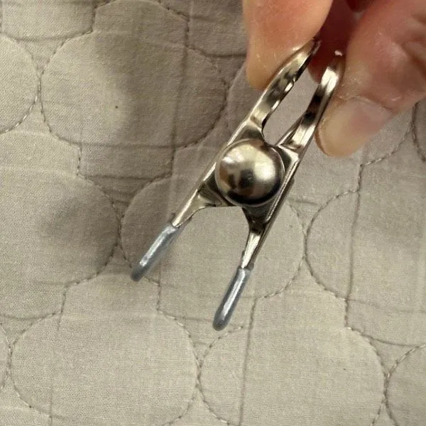 クリップ部分を開いた写真（撮影：grape編集部）