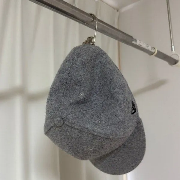 帽子を挟んでかけている写真（撮影：grape編集部）