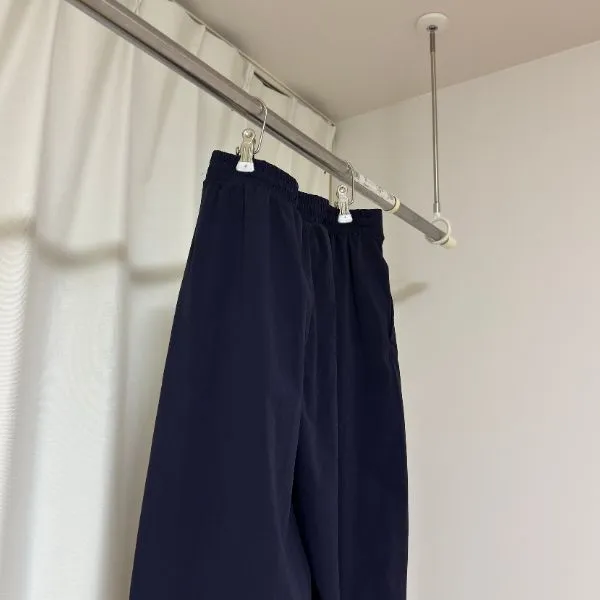 ボトムスを挟んでかけている写真（撮影：grape編集部）