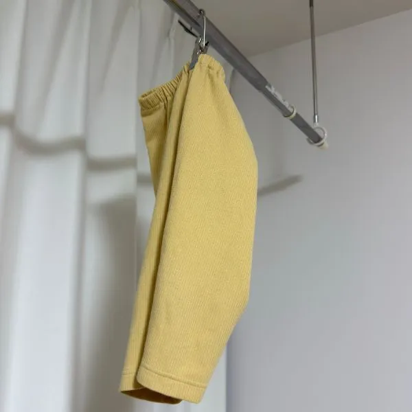 1つのクリップで子供のボトムスをかけている写真（撮影：grape編集部）