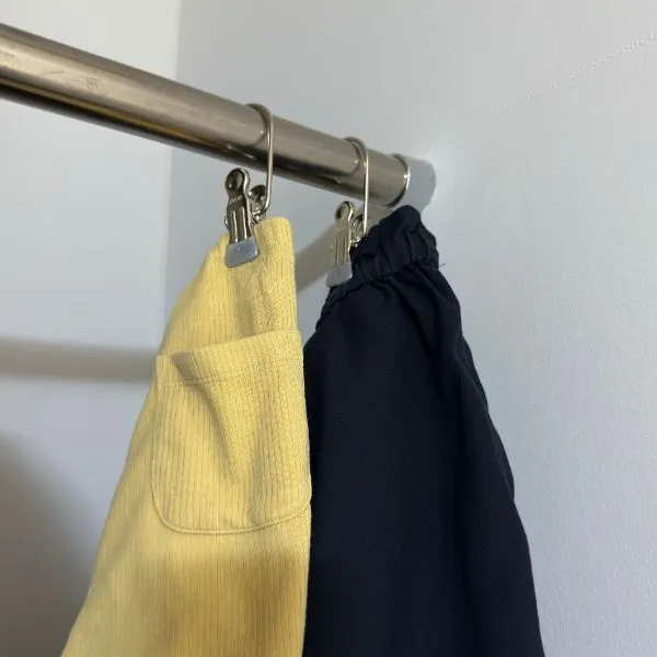 クリップで挟んだボトムスをクローゼットに収納している写真（撮影：grape編集部）