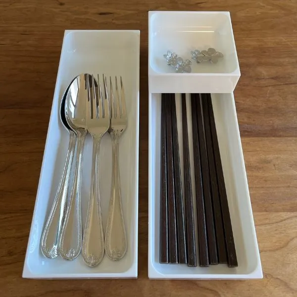 カトラリートレイにものを入れた写真（撮影：grape編集部）