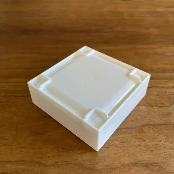 カトラリートレイ裏側の脚の写真（撮影：grape編集部）