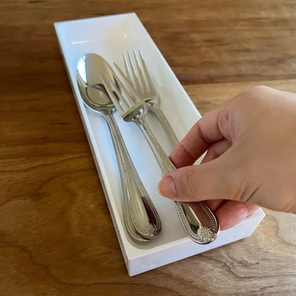 カトラリートレイからフォークを出し入れする写真（撮影：grape編集部）