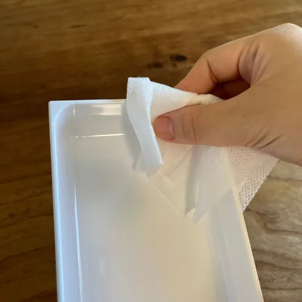 カトラリートレイのカーブに沿って拭いている写真（撮影：grape編集部）