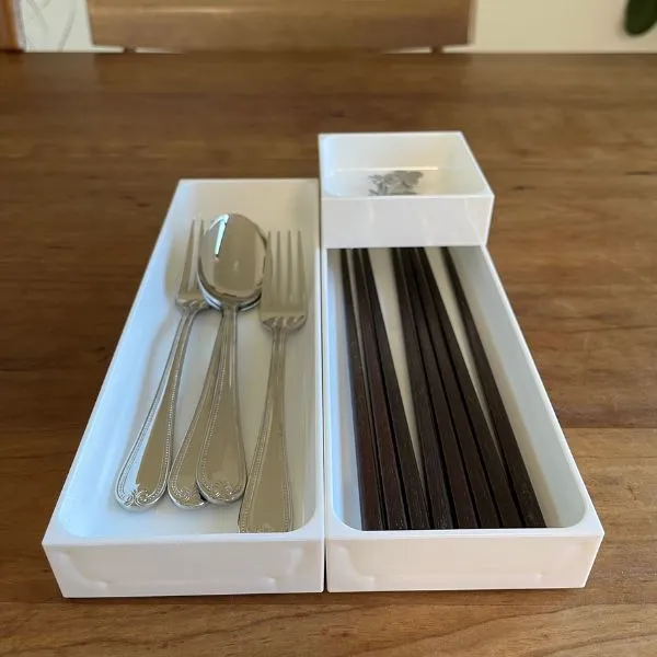 カトラリートレイを隙間なく並べた写真（撮影：grape編集部）