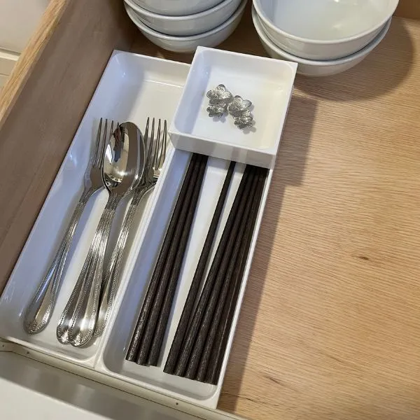 引き出しにカトラリートレイを入れた写真（撮影：grape編集部）