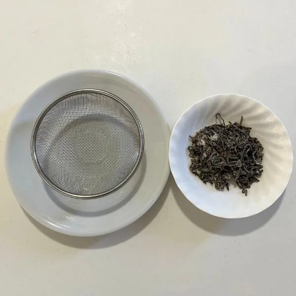 ザルと塩昆布（撮影：grape編集部）