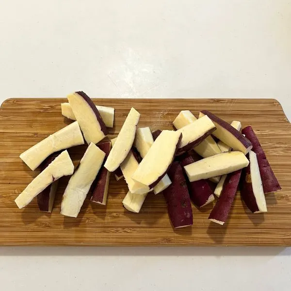 サツマイモを切っている様子（撮影：grape編集部）