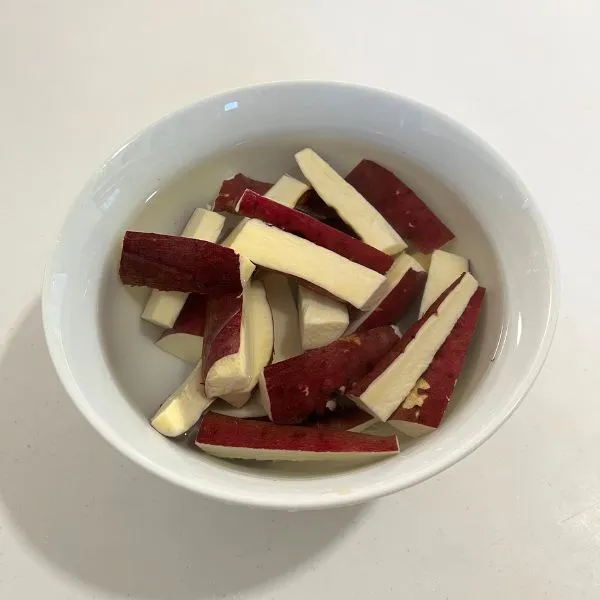 サツマイモを水にさらしている様子（撮影：grape編集部）