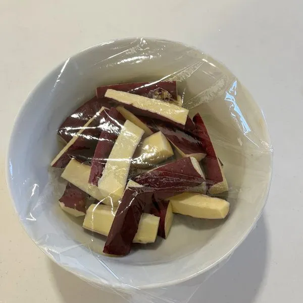 耐熱ボウルに入ったサツマイモ（撮影：grape編集部）