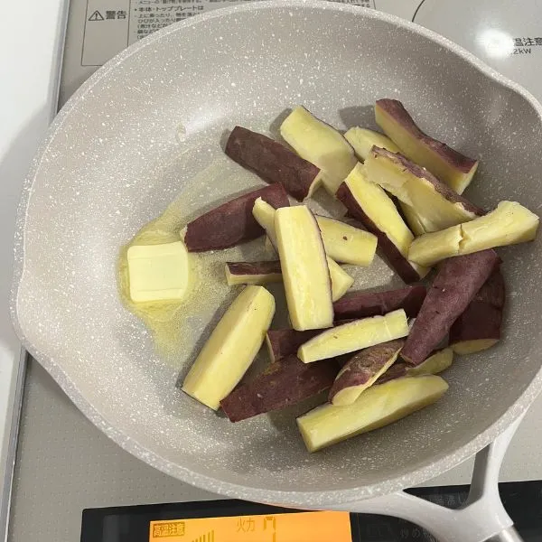 フライパンでサツマイモを焼いている様子（撮影：grape編集部）