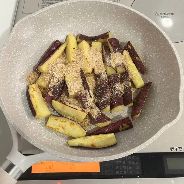 サツマイモに砂糖を加えて炒めている様子（撮影：grape編集部）