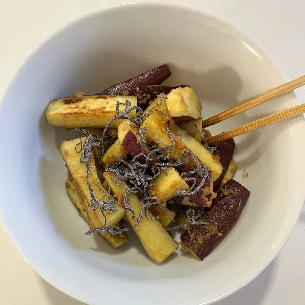 焼いたサツマイモに塩昆布を合わせている様子（撮影：grape編集部）