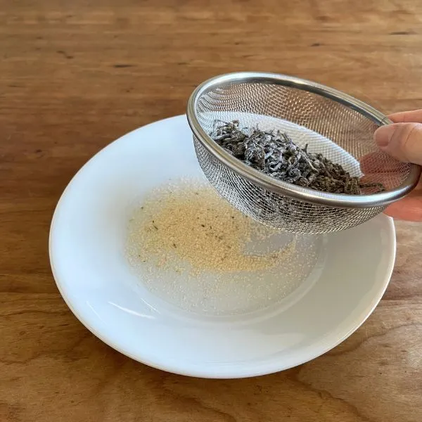 ザルを使って塩昆布の塩を取り除いている様子（撮影：grape編集部）