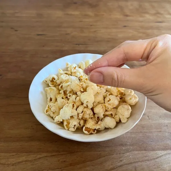 ポップコーンに塩をかけている様子（撮影：grape編集部）