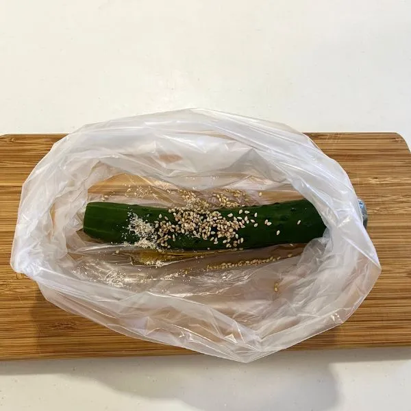 アイラップにキュウリと塩を入れている様子（撮影：grape編集部）