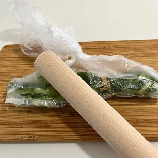 キュウリをめん棒で叩いている様子（撮影：grape編集部）