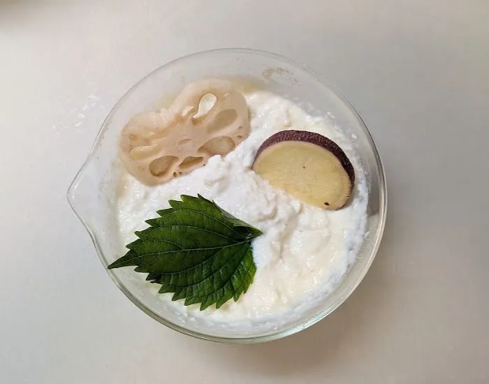 サツマイモ、レンコン、大葉に衣をつけている写真（撮影：grape編集部）