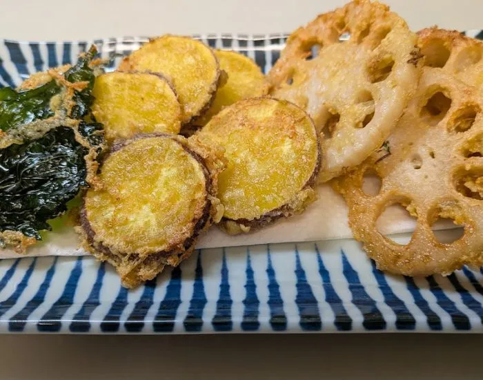 豆腐の衣で揚げたサツマイモ、レンコン、大葉の天ぷらの写真（撮影：grape編集部）