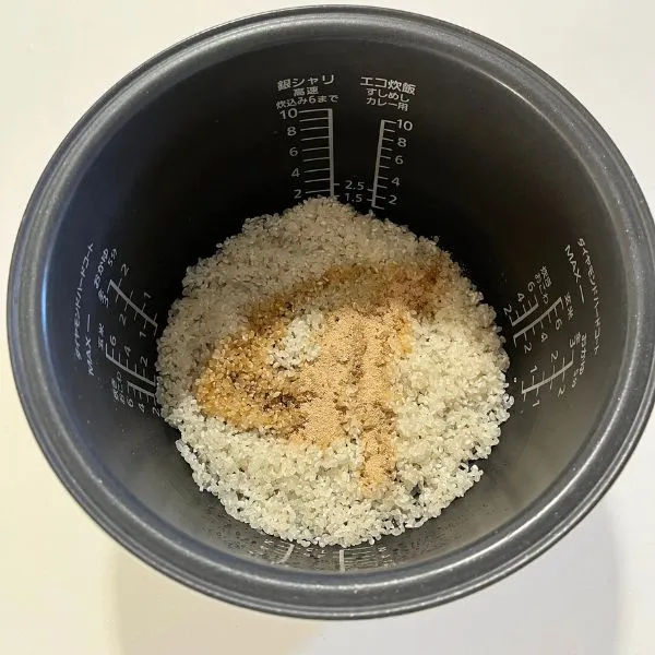 炊飯釜に入れたお米の写真（撮影：grape編集部）