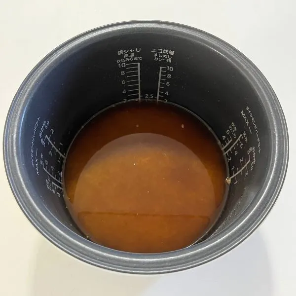 炊飯釜に麦茶を入れた写真（撮影：grape編集部）