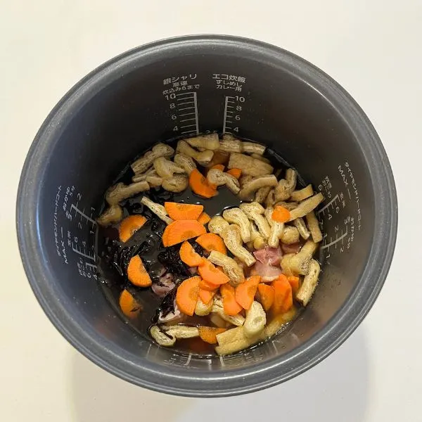 炊飯釜に切った具材を入れた写真（撮影：grape編集部）