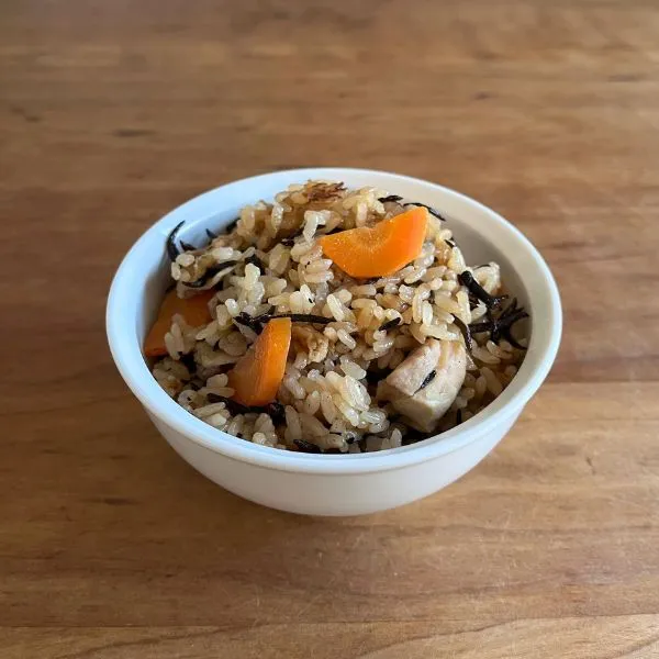 茶碗によそった麦茶炊き込みごはんの写真（撮影：grape編集部）