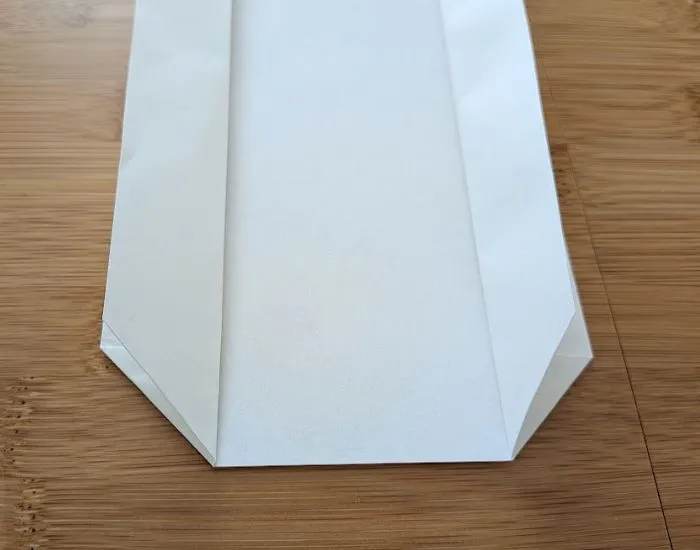 もう片方の辺も同じように折った写真（撮影：grape編集部）