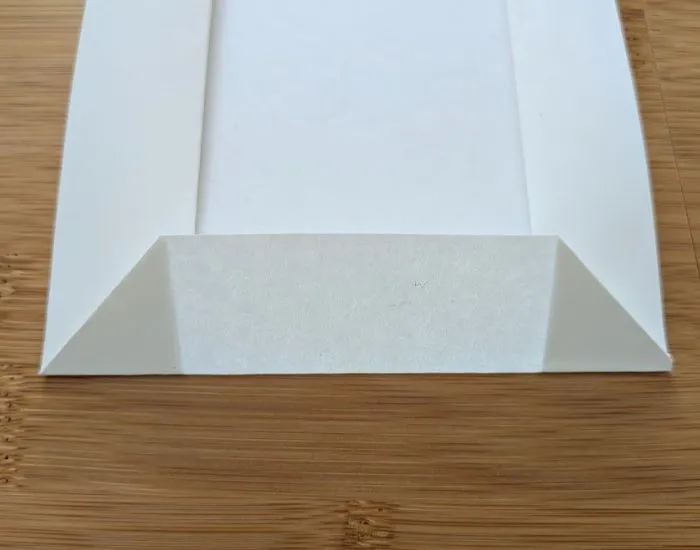 三角の辺に沿って起こすように内側に折った写真（撮影：grape編集部）