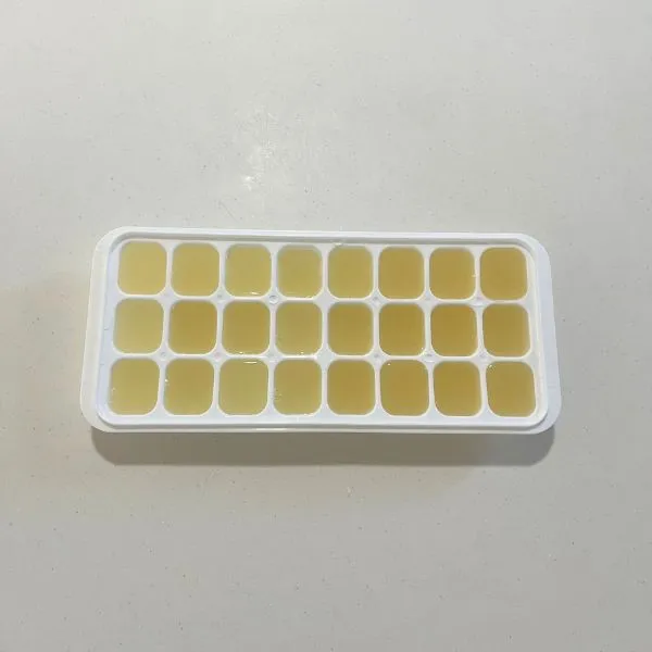 製氷皿に入った水にレモン汁を加えた様子（撮影：grape編集部）